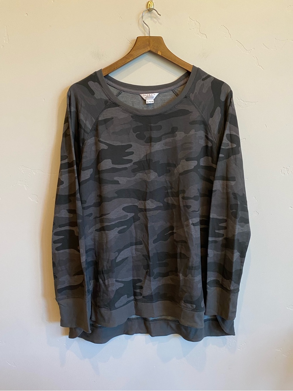 DANSKIN Black & Gray Camo Printed Tulip Hem Long Sleeve Crew Top
